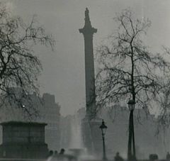 Nelson's_Column_during_the_Great_Smog_of_1952.jpg